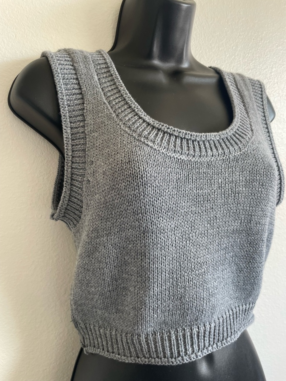 NWT VICI Gray Knit Sweater Tank Top Women’s Small Crop Sleeveless Ribbed - Picture 3 of 10